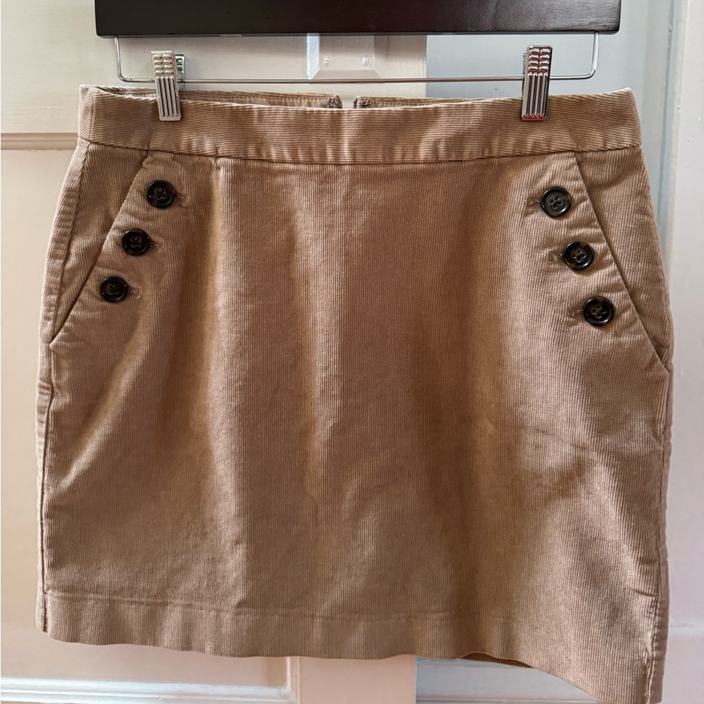 Banana Republic size 8 tan thin wale corduroy skirt w/ pockets & back zipper.